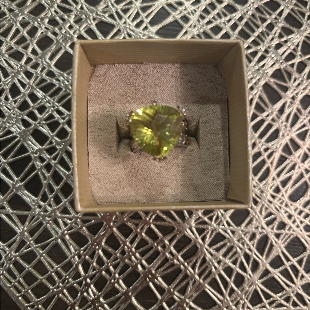 Elegant Silver and Green Ring